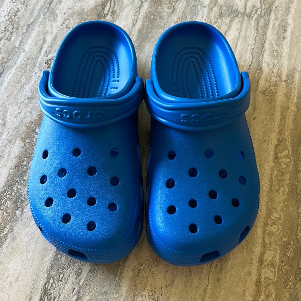 ROYAL BLUE CROCS